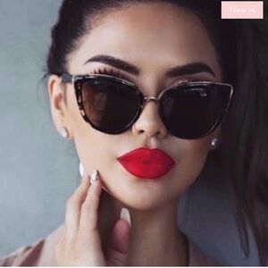 Chic Black Cat-Eye Sunglasses